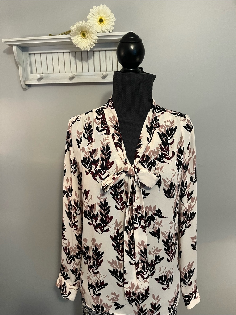 Vince Camuto Iight pink tie-front Blouse with Black and Burgundy Leaf Print EUC